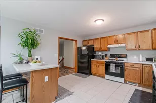 712 Platt Way, Hudson, IL 61748 - Photo 9