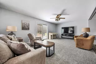 1727 Roosa Ln, Elk Grove Village, IL 60007 - Photo 3