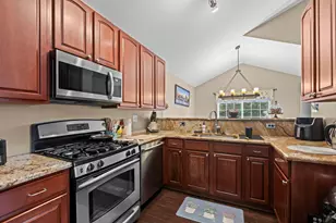 557 Cary Woods Cir, Cary, IL 60013 - Photo 7