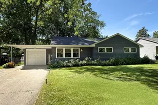 415 Parkside Dr, Sycamore, IL 60178 - Photo 1