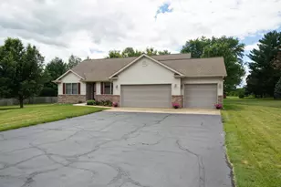 10092 Raindance Dr E, Rochelle, IL 61068 - Photo 3