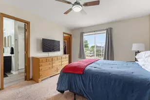 696 Fieldcrest Dr, South Elgin, IL 60177 - Photo 9