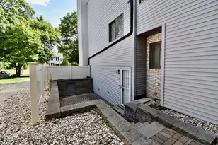 1106 E Jefferson St, Bloomington, IL 61701 - Photo 3