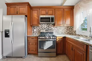 304 University Ln, Elk Grove Village, IL 60007 - Photo 5