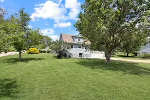 1210 Sun Vu Dr, Freeport, IL 61032 - Photo 1