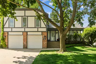 631 Thompson Blvd, Buffalo Grove, IL 60089 - Photo 1