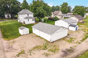614 E Ash St, Chatsworth, IL 60921 - Photo 3