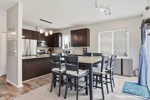422 W Savoy Dr, Round Lake, IL 60073 - Photo 5