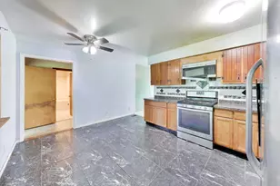 619 Parkside Cir, Streamwood, IL 60107 - Photo 11