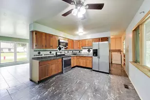 619 Parkside Cir, Streamwood, IL 60107 - Photo 9