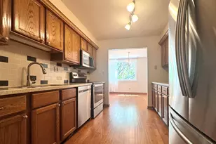 440 Raintree Ct, Glen Ellyn, IL 60137 - Photo 3