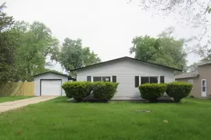12 Circle Dr E, Montgomery, IL 60538 - Photo 1