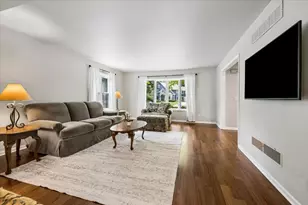 1040 N Charles St, Naperville, IL 60563 - Photo 3