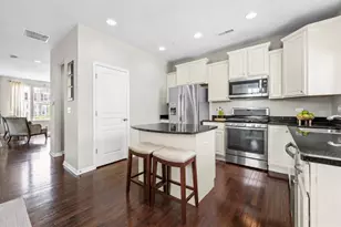 3249 Coral Ln, Glenview, IL 60026 - Photo 9