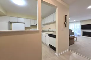 727 Shady Oaks Ct, Elgin, IL 60120 - Photo 3