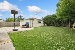 356 W Park Ave, Addison, IL 60101 - Photo 21