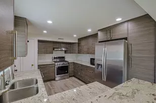 9249 Barberry Ln, Des Plaines, IL 60016 - Photo 11