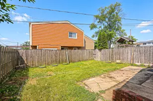 9249 Barberry Ln, Des Plaines, IL 60016 - Photo 35