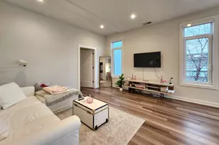 1348 W Roscoe St, Chicago, IL 60657 - Photo 9