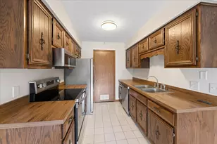 1810 Kerrybrook Ct, Sycamore, IL 60178 - Photo 9