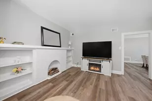 9015 S Muskegon Ave, Chicago, IL 60617 - Photo 5