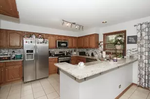 619 Yardley Ln, Hoffman Estates, IL 60192 - Photo 5