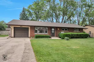 520 Evergreen Ln, Bradley, IL 60915 - Photo 1