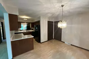 69 Devonshire Cir, Elgin, IL 60123 - Photo 5