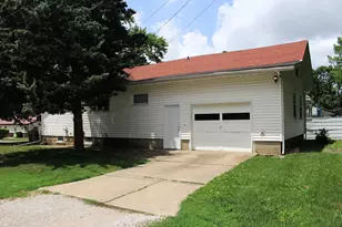 426 S Clinton St, Clifton, IL 61727 - Photo 3