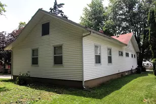426 S Clinton St, Clifton, IL 61727 - Photo 5
