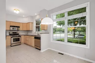134 Chestnut Hills Cir, Burr Ridge, IL 60527 - Photo 9