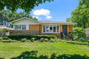 705 N Drury Ln, Arlington Heights, IL 60004 - Photo 1