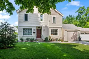 934 N Vail Ave, Arlington Heights, IL 60004 - Photo 1