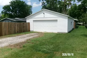 423 W Chestnut St, Hoopeston, IL 60942 - Photo 3