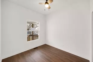 8008 S Muskegon Ave, Chicago, IL 60617 - Photo 7