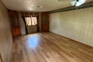 836 E Locust St, Watseka, IL 60970 - Photo 5