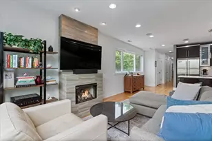 821 W Roscoe St, Chicago, IL 60657 - Photo 9