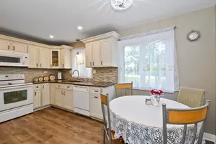 8604 W 95th Pl, Hickory Hills, IL 60457 - Photo 7
