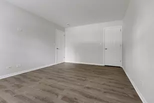 557 E Shag Bark Ln, Streamwood, IL 60107 - Photo 7