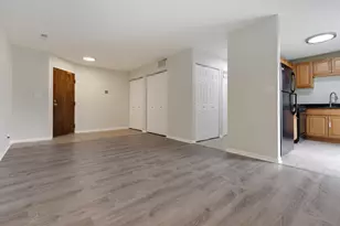 557 E Shag Bark Ln, Streamwood, IL 60107 - Photo 3