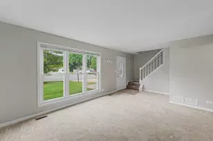 12 Wild Rose Ct, Streamwood, IL 60107 - Photo 5