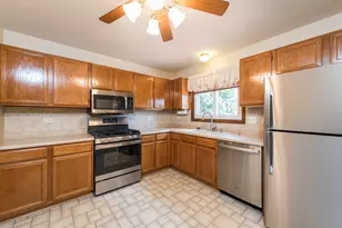 17505 W Woodland Dr, Grayslake, IL 60030 - Photo 11