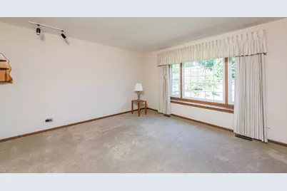 17505 W Woodland Drive, Grayslake, IL 60030 - Photo 5
