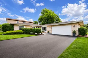 410 Manor Hill Ln, Lombard, IL 60148 - Photo 1