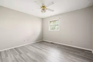 1046 Pinewood Dr, Downers Grove, IL 60516 - Photo 15