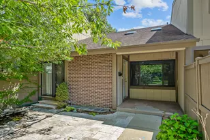 713 Acadia Ct, Roselle, IL 60172 - Photo 3
