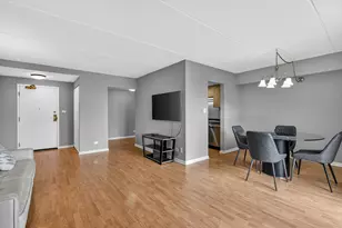 6340 Americana Dr, Willowbrook, IL 60527 - Photo 7
