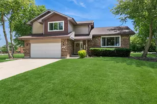 615 Chester Ct E, Aurora, IL 60504 - Photo 1