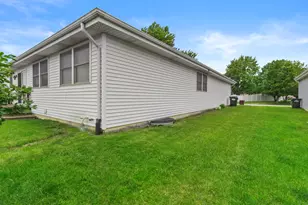 300 Quail Hollow Dr, Beecher, IL 60401 - Photo 3
