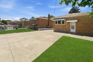 9117 S St Louis Ave, Evergreen Park, IL 60805 - Photo 17